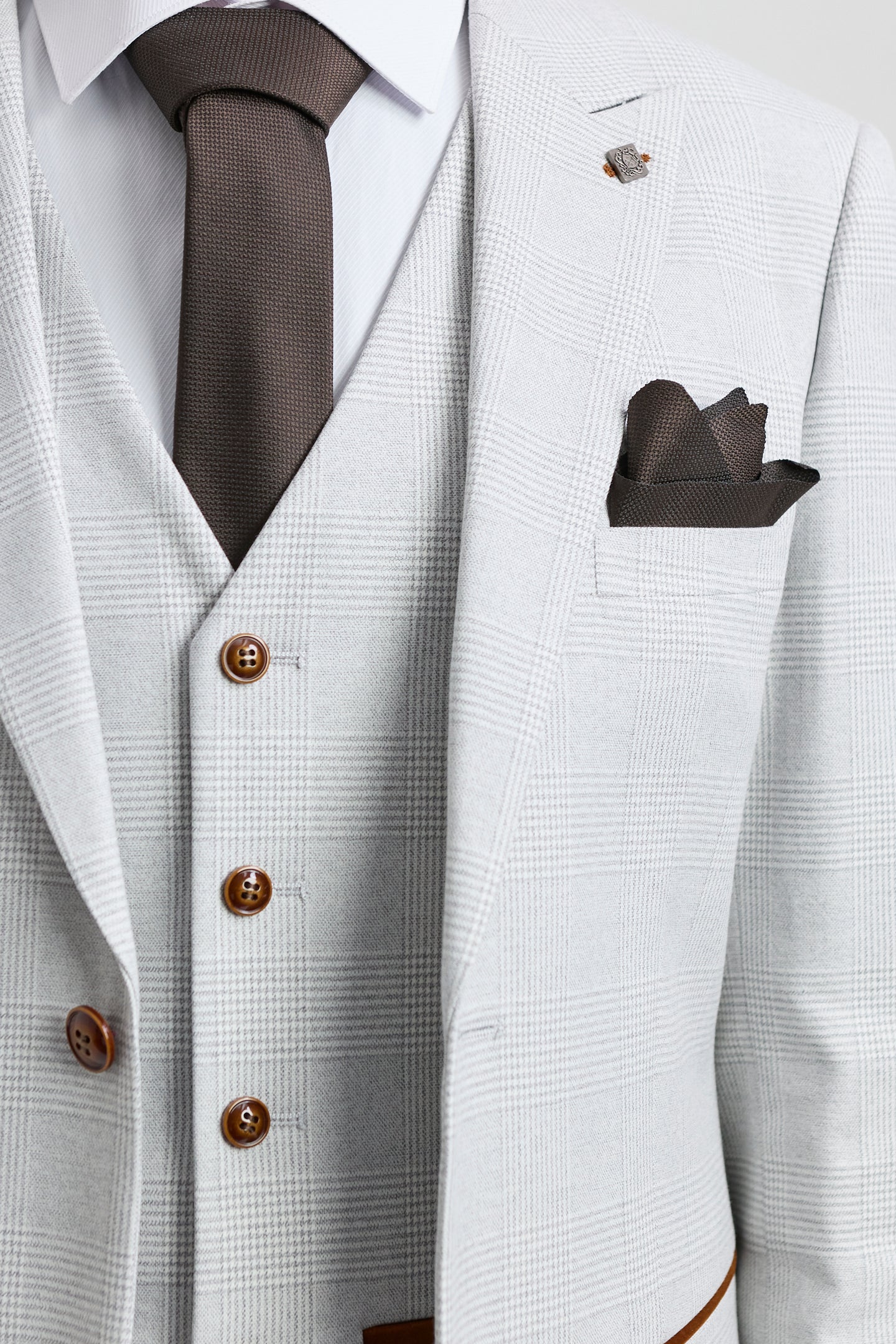 Costume trois pièces en tweed à carreaux gris pierre pour homme Mark, avec finitions marron, idéal pour les mariages et les bals de fin d'année.