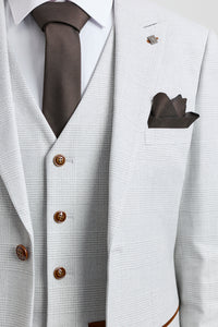 Costume trois pièces en tweed à carreaux gris pierre pour homme Mark, avec finitions marron, idéal pour les mariages et les bals de fin d'année.
