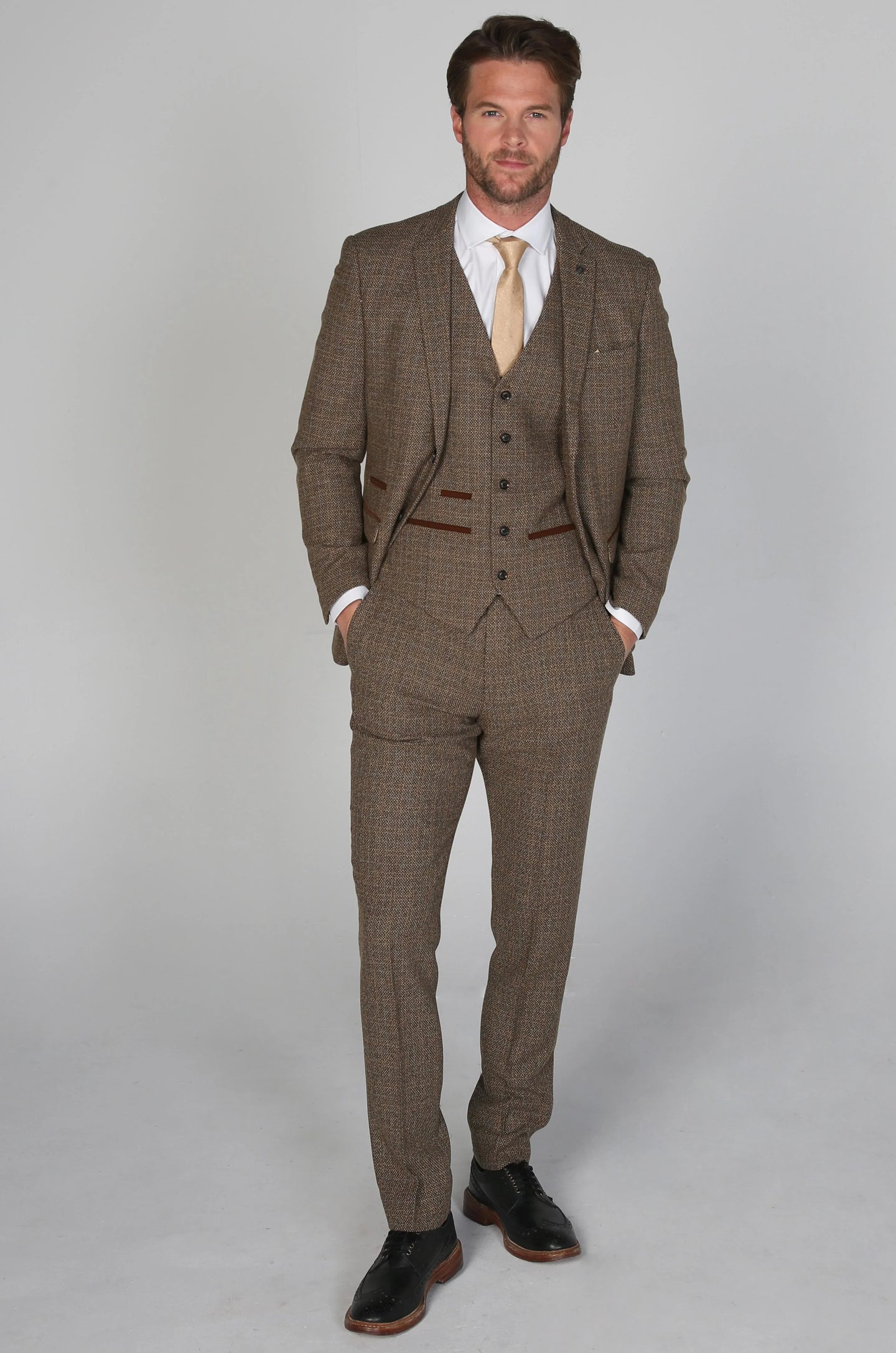Costume trois pièces en tweed à carreaux marron pour homme