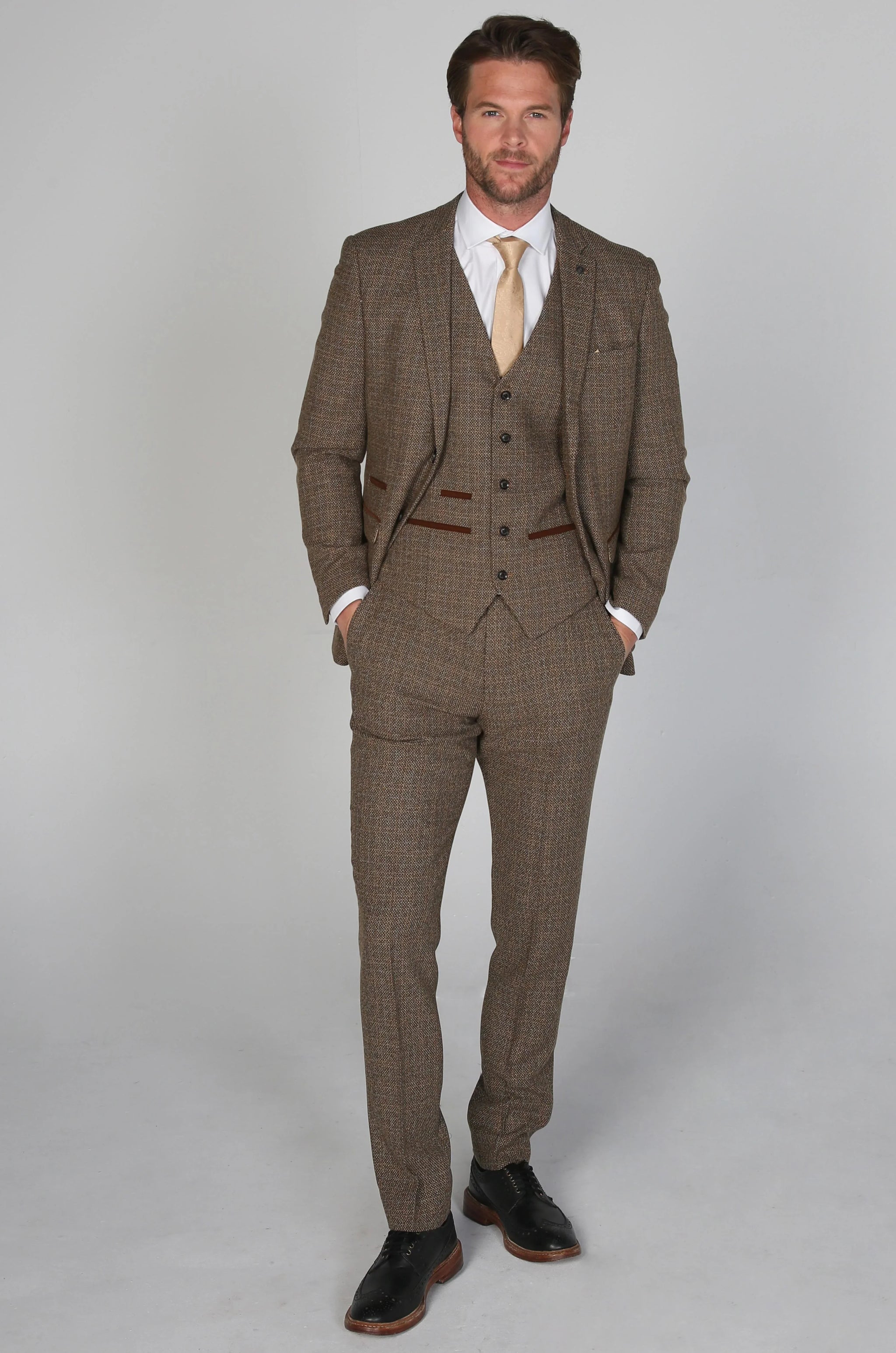 Costume trois pièces en tweed à carreaux marron pour homme