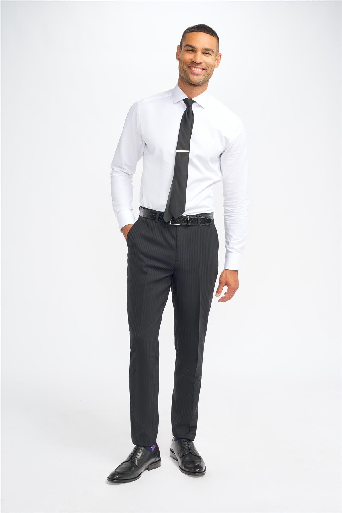 Pantalon habillé Roberto pour homme, noir à fines rayures.