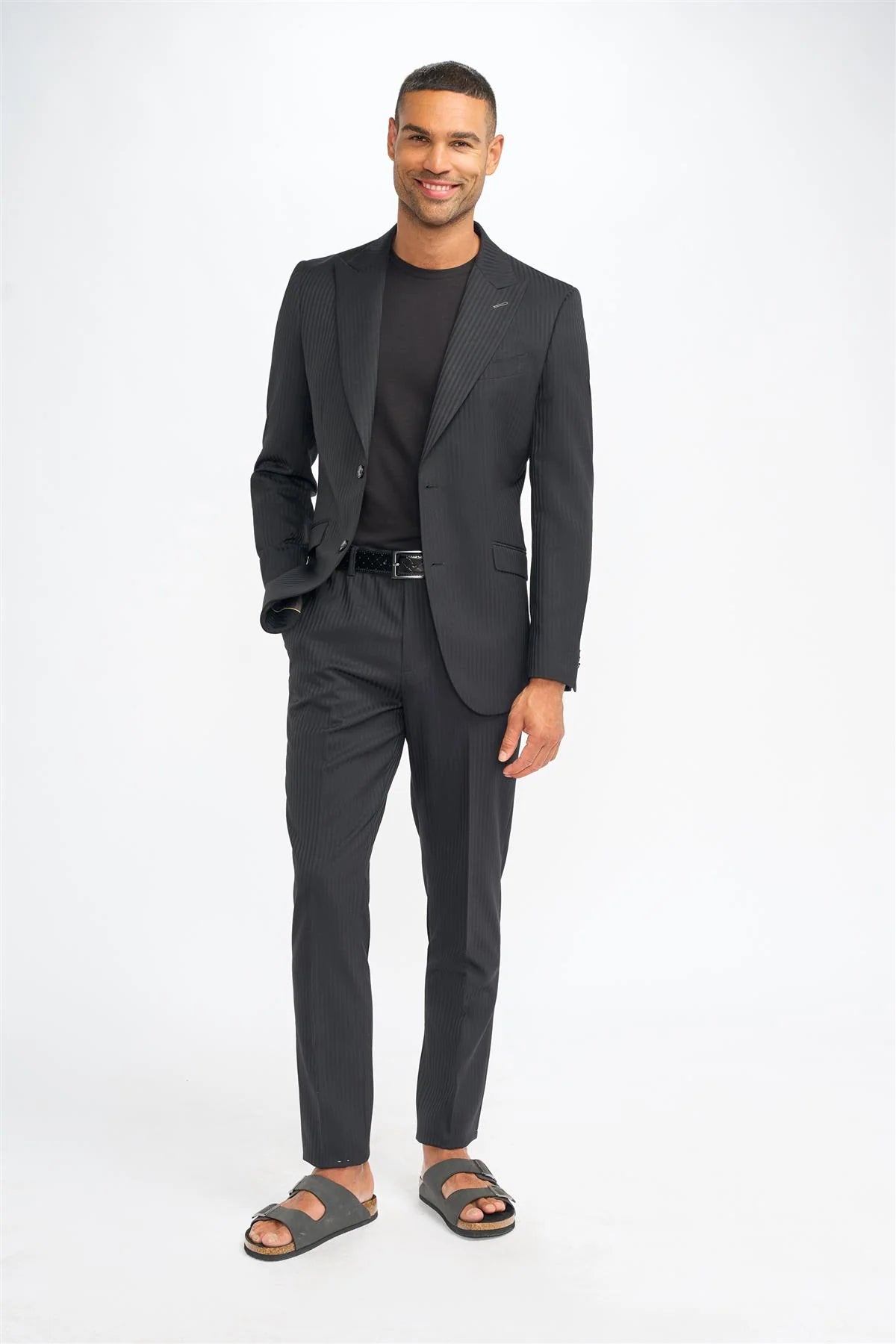Blazer Roberto pour homme, noir à fines rayures, coupe ajustée