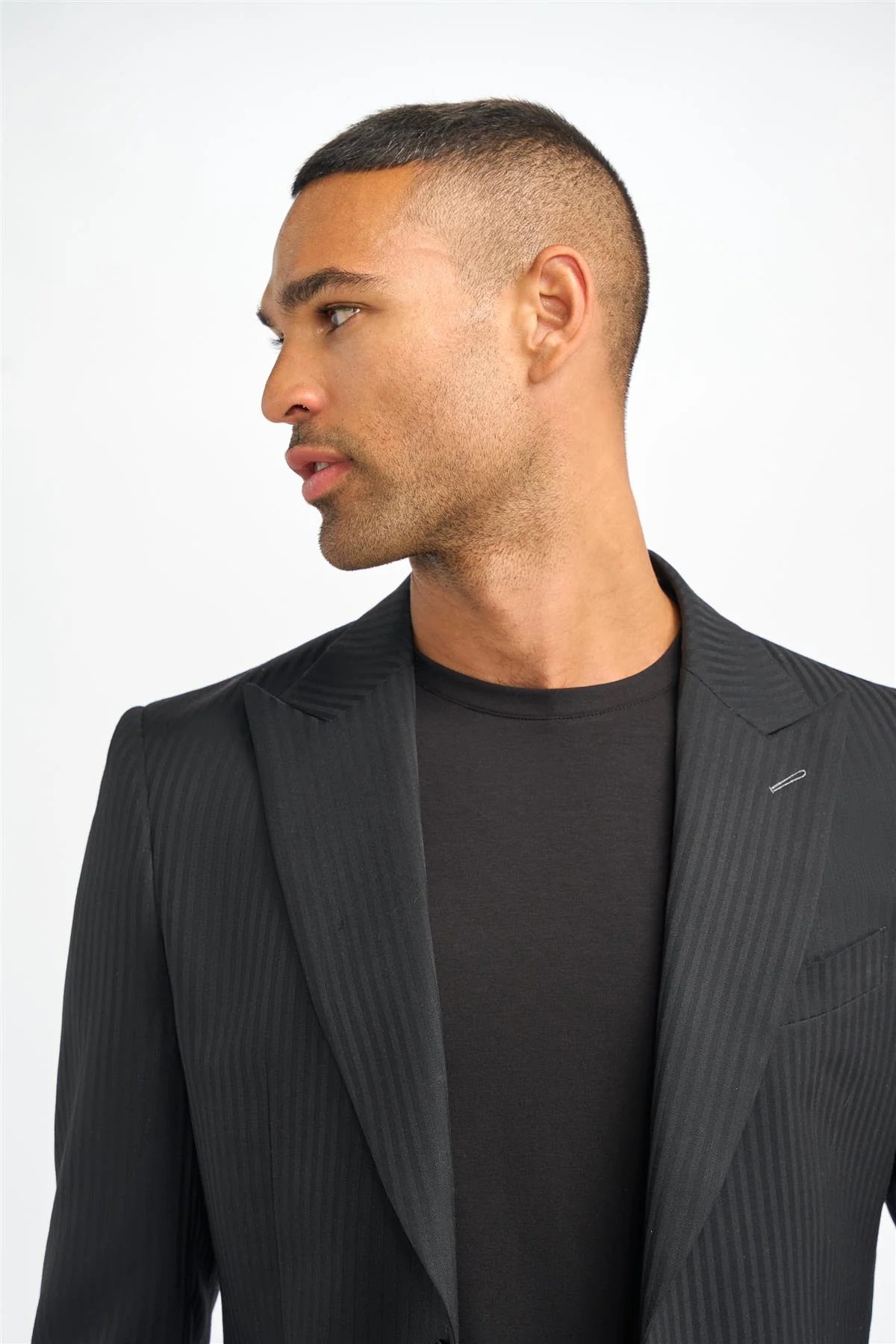 Blazer Roberto pour homme, noir à fines rayures, coupe ajustée