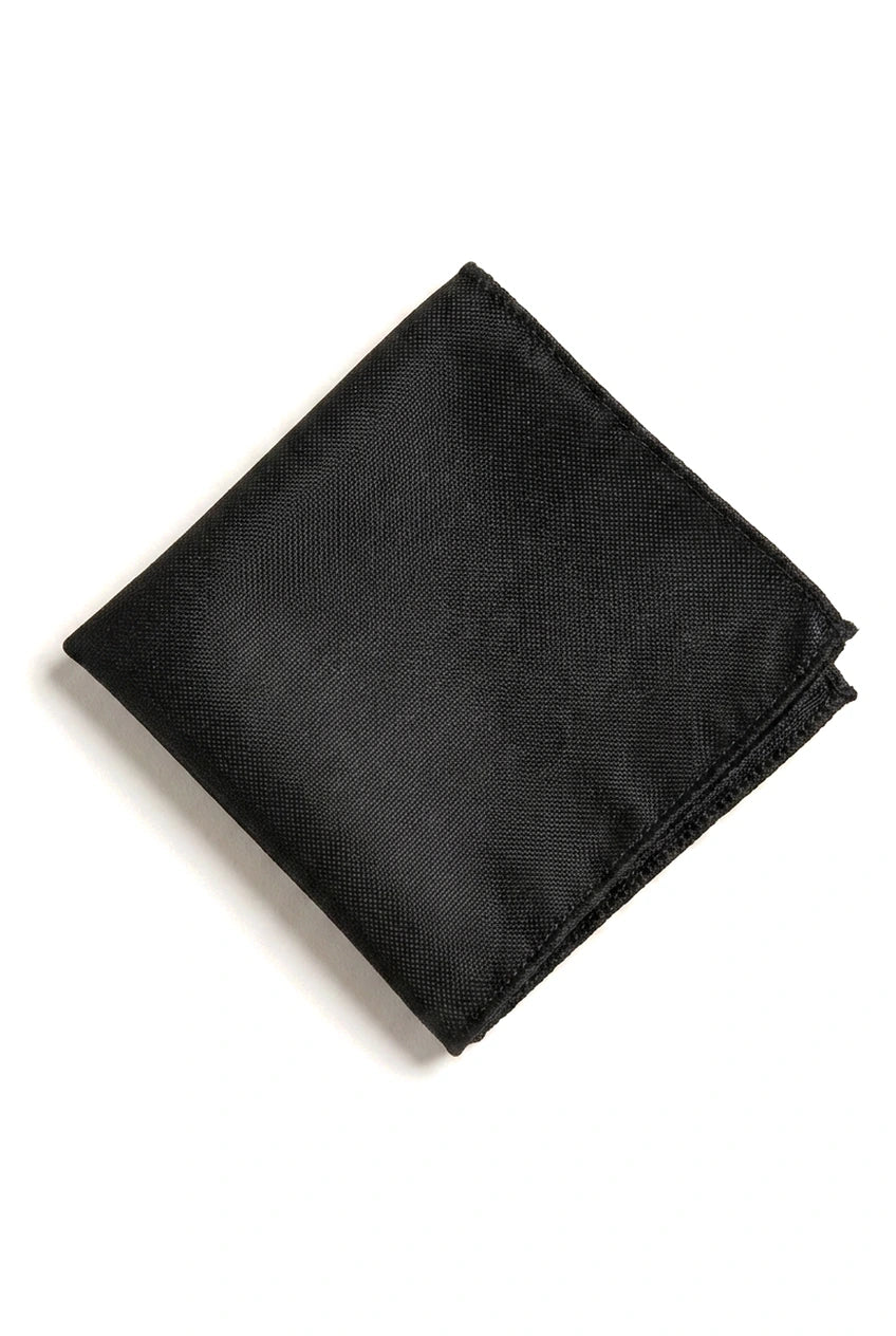 Cravate noire texturée en satin de soie, coffret cadeau avec pochette, boutons de manchette et cravate en satin mat.