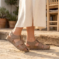 Sandales Stanley C8 pour hommes, imperméables, en cuir taupe.