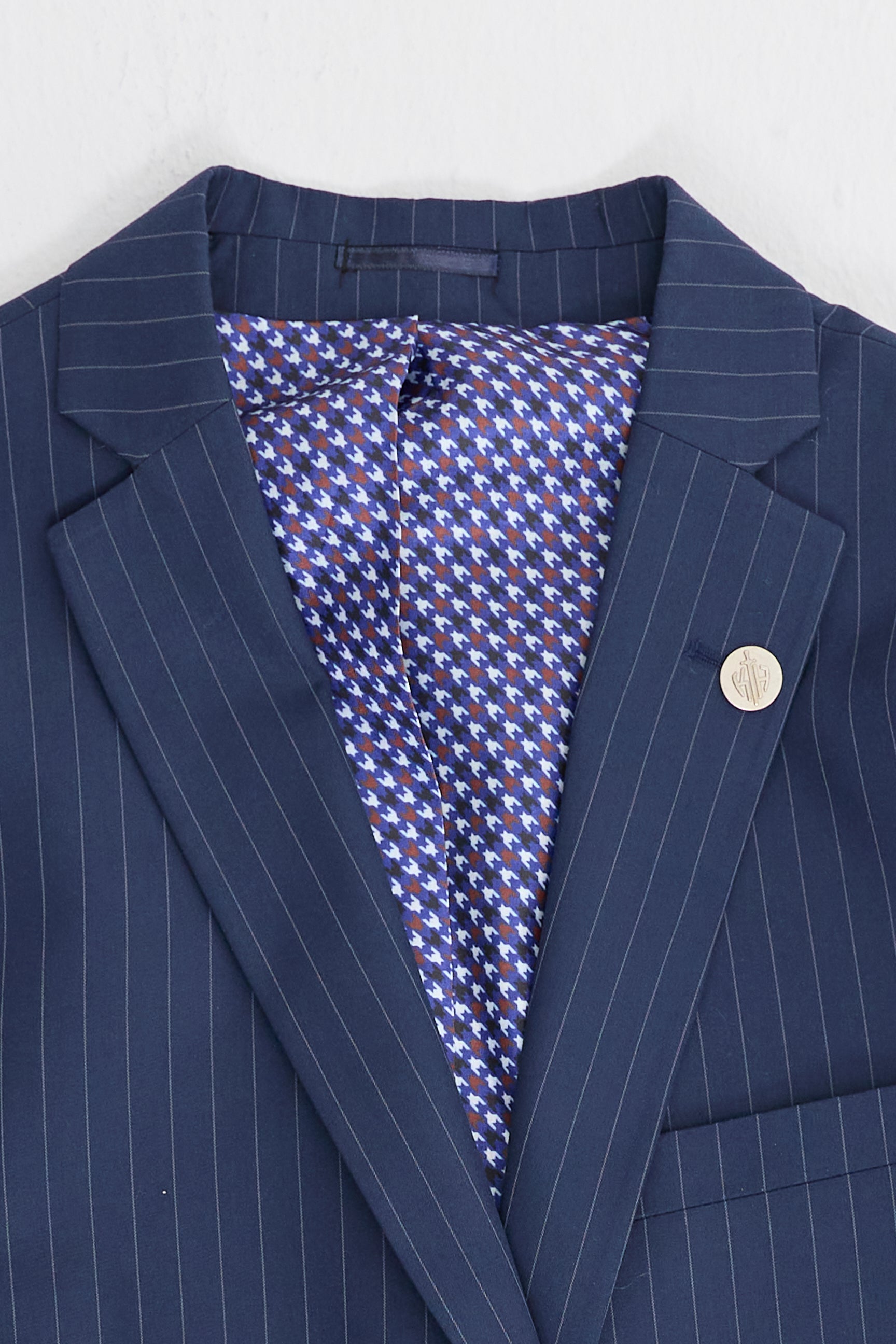 Costume trois pièces à fines rayures bleu marine pour homme