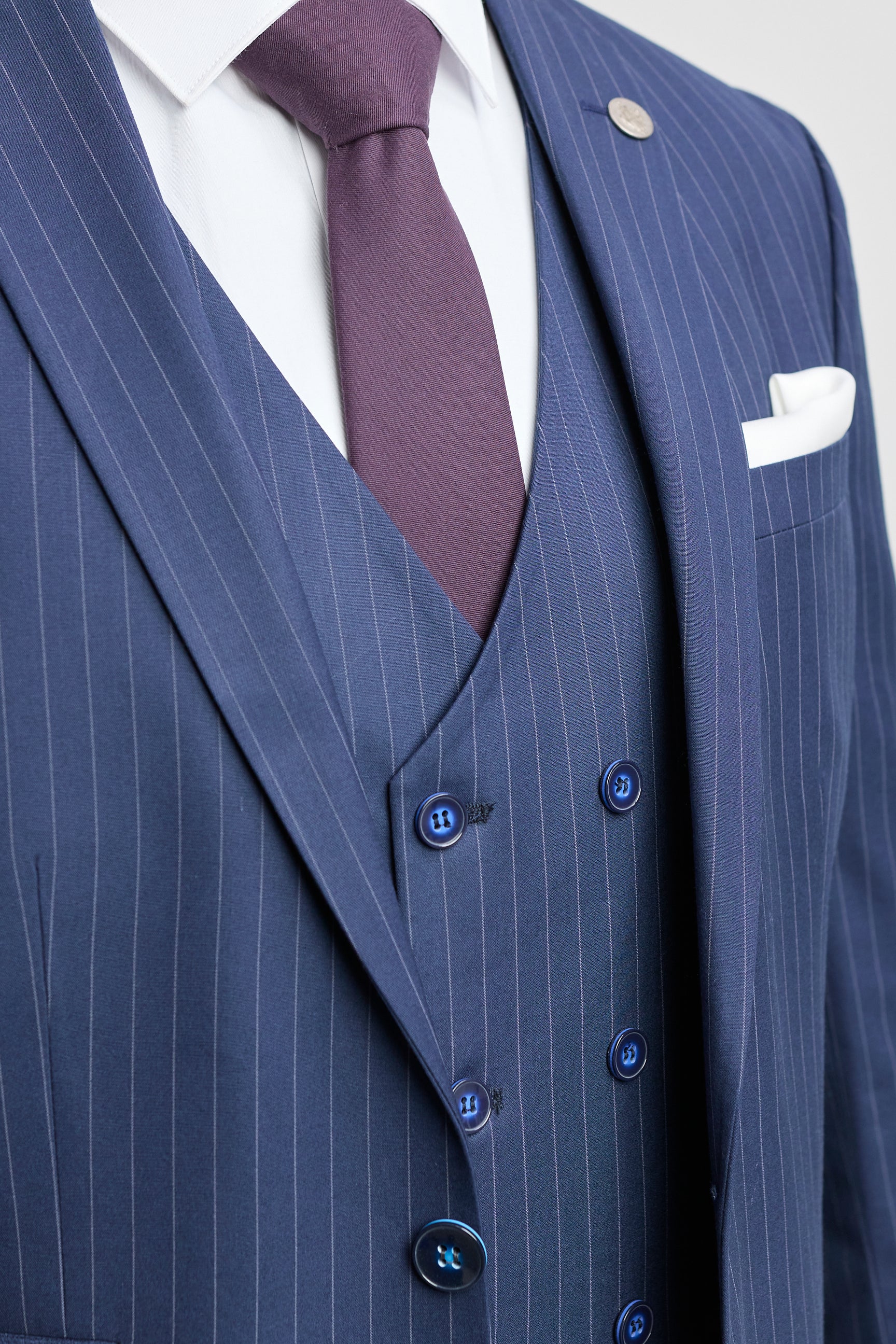 Costume trois pièces à fines rayures bleu marine pour homme
