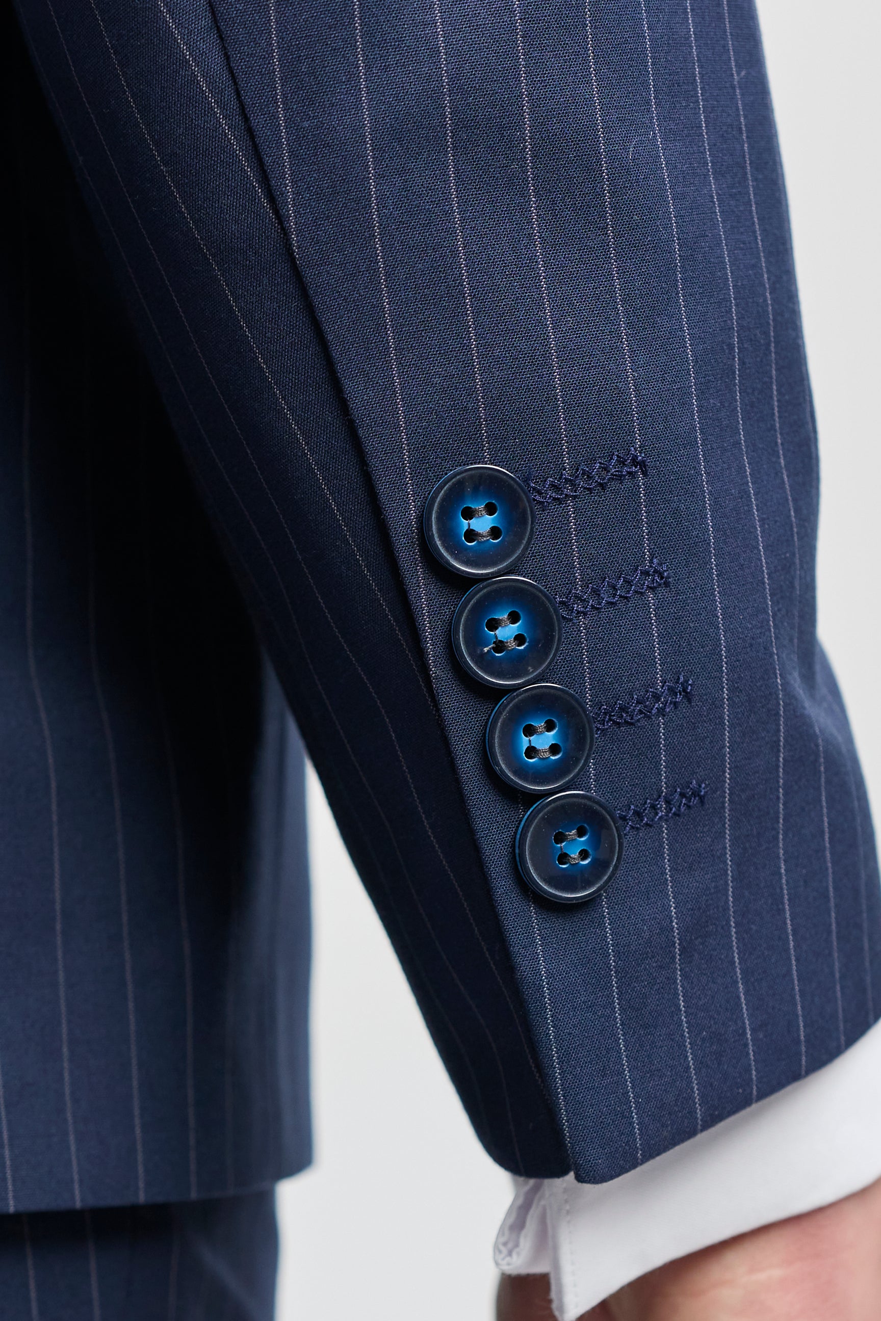 Costume trois pièces à fines rayures bleu marine pour homme