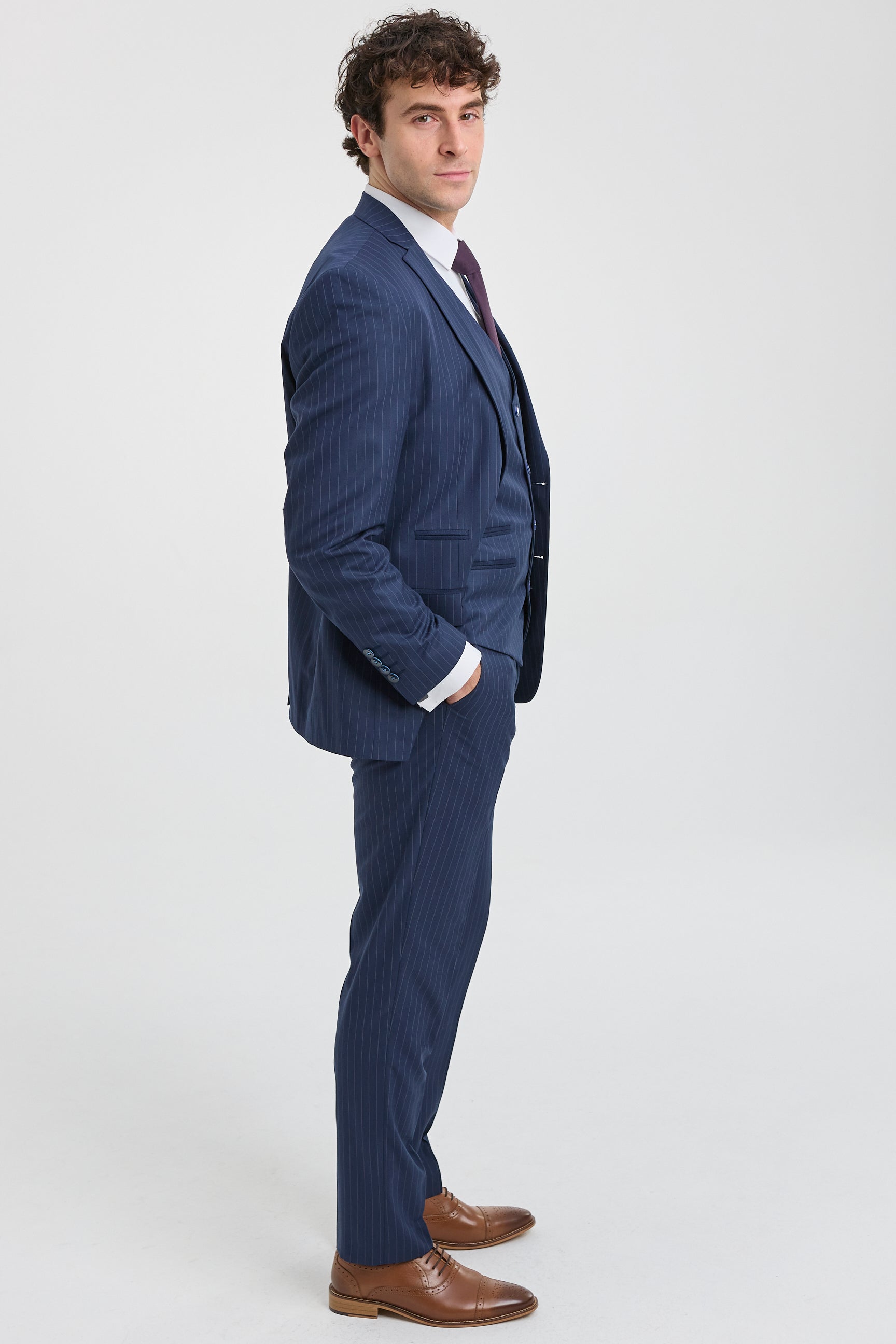 Costume trois pièces à fines rayures bleu marine pour homme