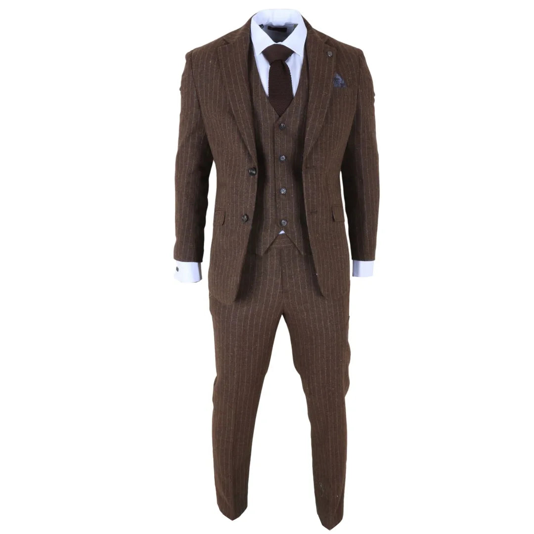 Costume trois pièces pour homme, marron à fines rayures, coupe ajustée