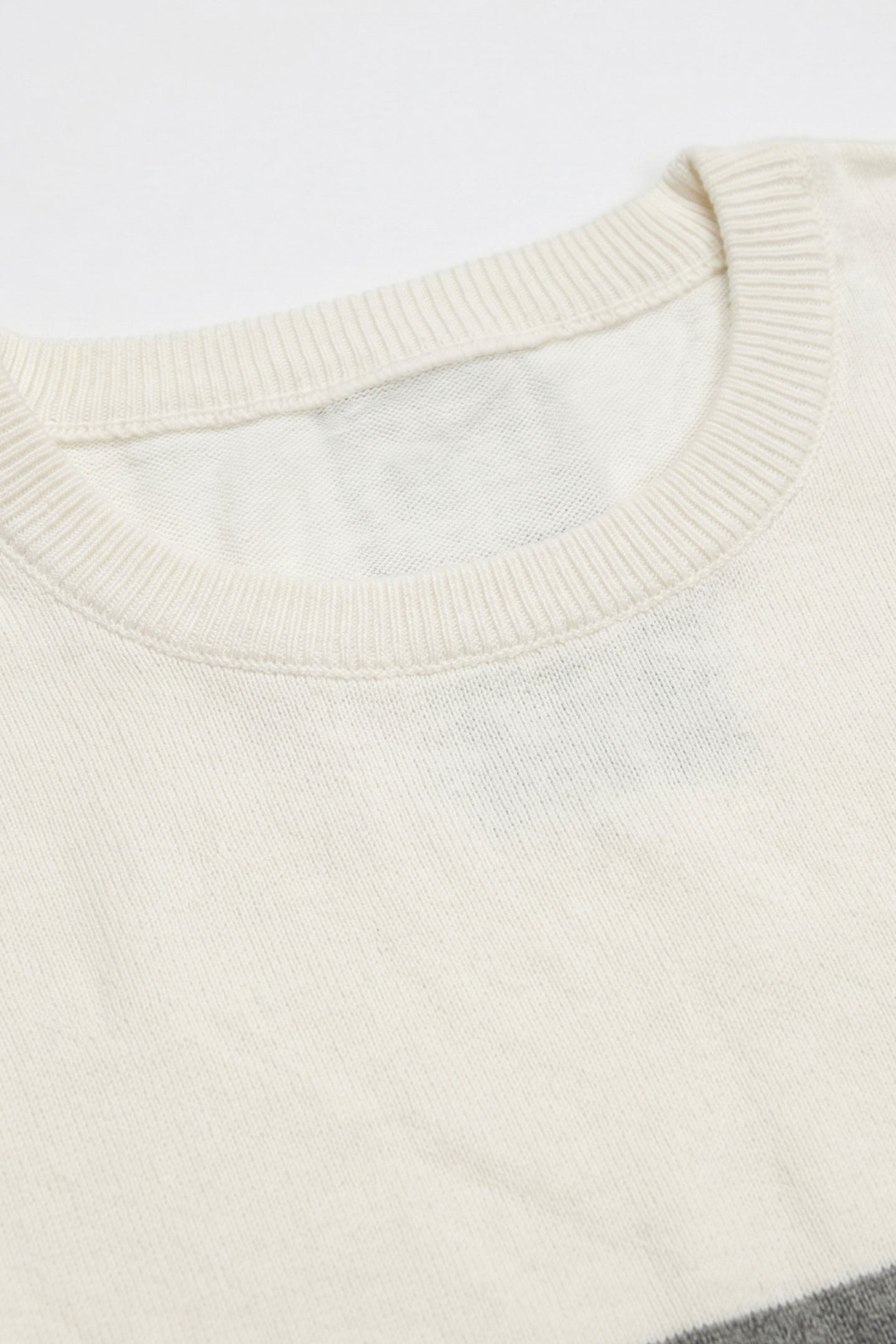 T-shirt tricoté à blocs de couleur blancs et noirs pour hommes